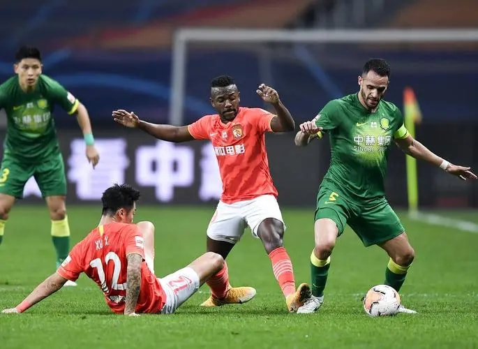 包含里昂迎中超关键赛，今晨豪取连胜，质疑声仍在，轮换策略成焦点的词条